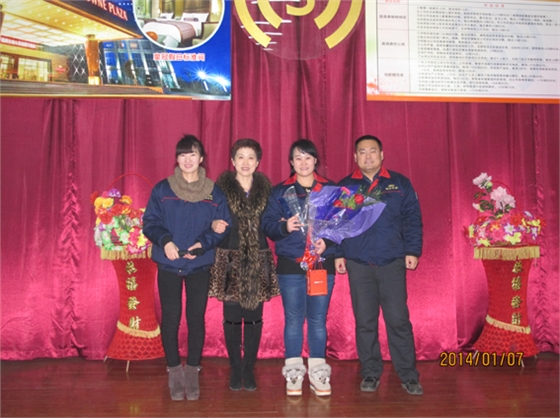煙臺(tái)華順油氣潤(rùn)滑董事長(zhǎng)為冠軍部門頒獎(jiǎng)